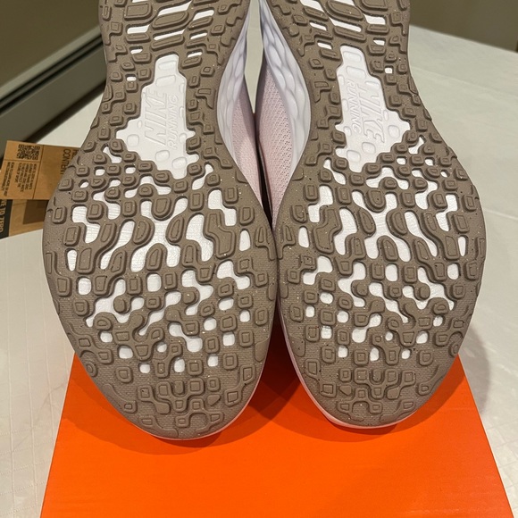 Women’s Nike Revolution 6 NN size 9.5 - Picture 6 of 9